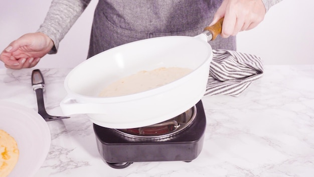 Preparare le crepes in una piccola padella a fuoco medio.