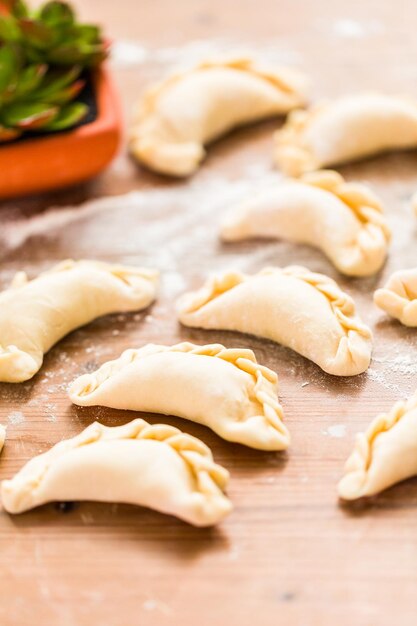 Preparare le empanadas di pollo fatte in casa.