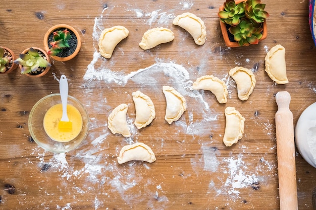 Preparare le empanadas di pollo fatte in casa.