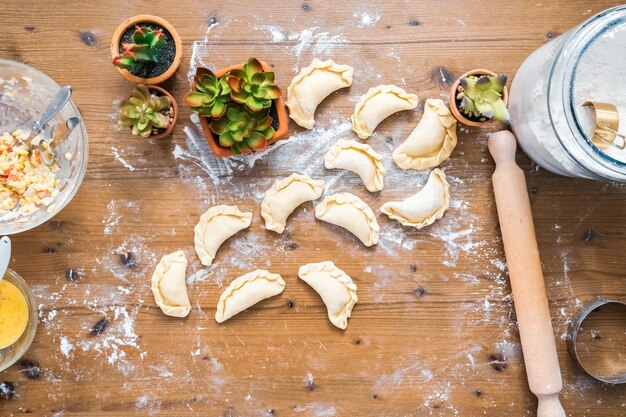 Preparare le empanadas di pollo fatte in casa.