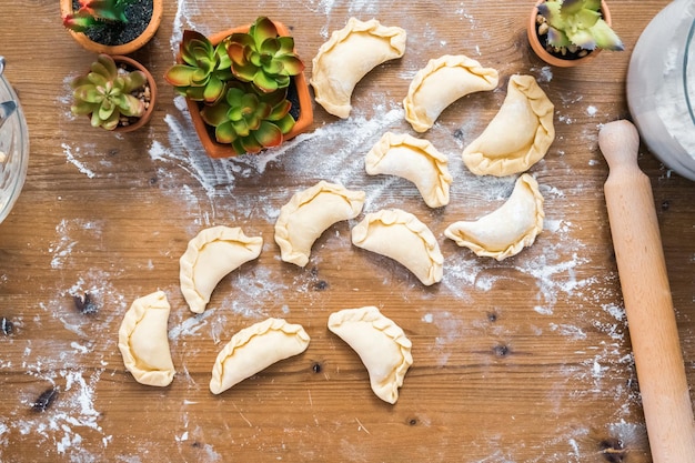 Preparare le empanadas di pollo fatte in casa.