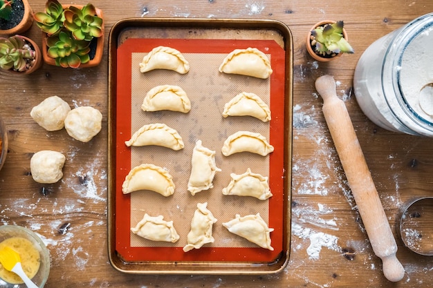 Preparare le empanadas di pollo fatte in casa.