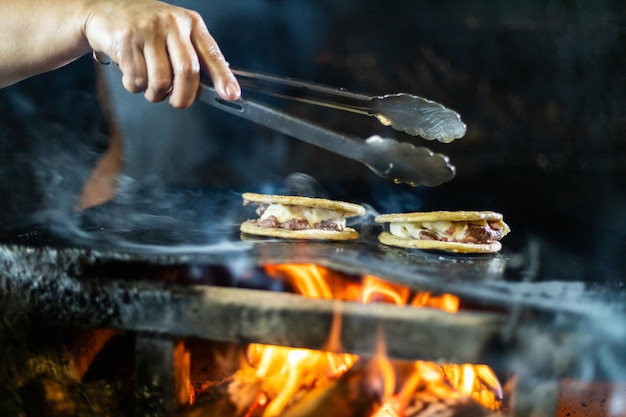 Preparare le tortilla con quesillo a Copan Honduras