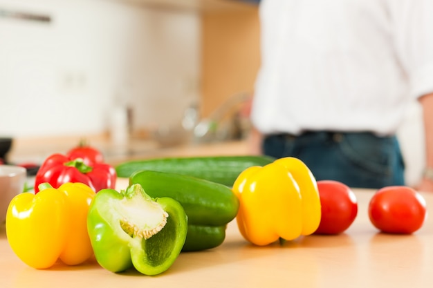 Preparare le verdure in cucina