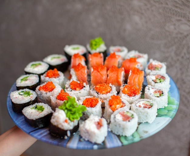 Preparare sushi e involtini in casa sushi con frutti di mare e riso bianco