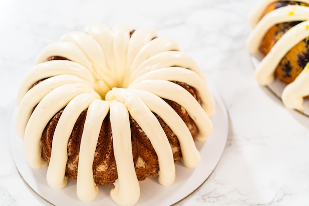 Preparare torte al limone, ai mirtilli e alla vaniglia