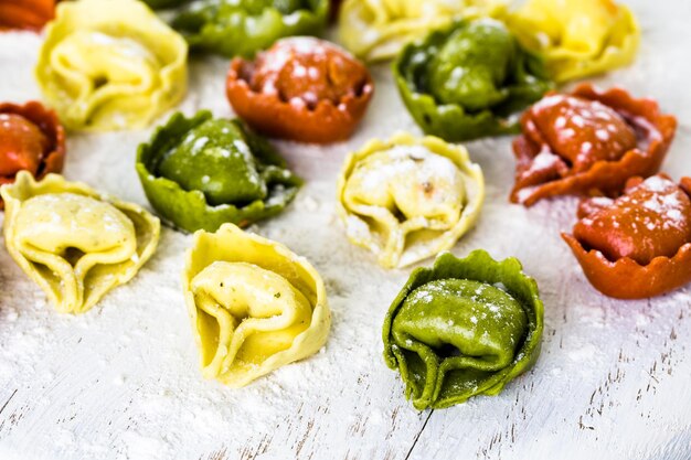 Preparare tortellini al formaggio fresco arcobaleno con prodotti biologici.