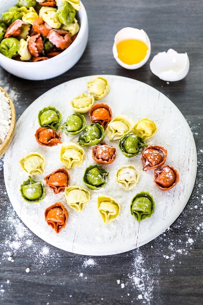 Preparare tortellini al formaggio fresco arcobaleno con prodotti biologici.