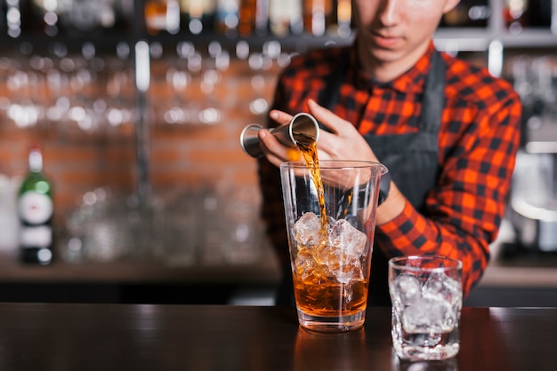 Preparare un cocktail rinfrescante in un bar