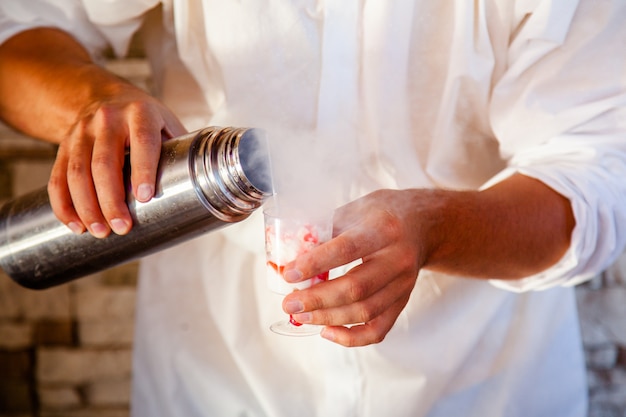 Preparare un gelato con azoto liquido, cottura professionale.