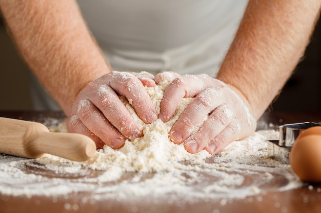 Preparare un impasto per la torta ungherese. Serie.