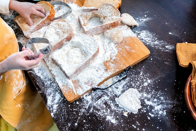 Preparare un ingrediente con uova e farina per cucinare una torta dolce fatta in casa per San Valentino.