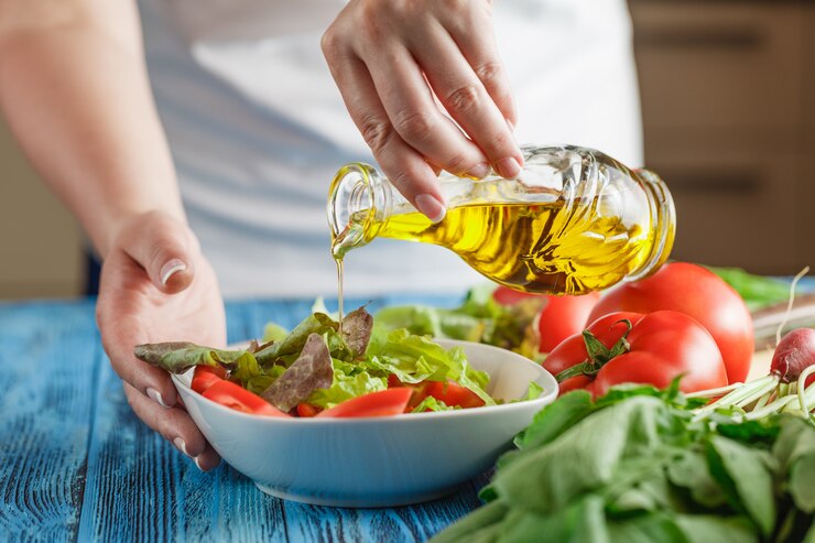 Preparare un'insalata vegetariana leggera con lattuga, pomodori e cetriolo