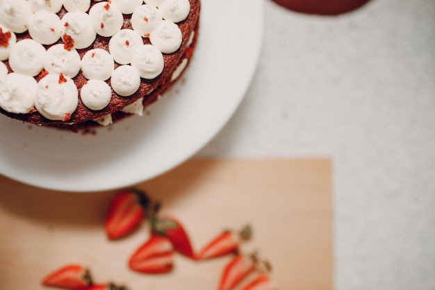 Preparare una deliziosa torta di velluto rosso. Cucinare e decorare il dessert con crema di formaggio e fragola.