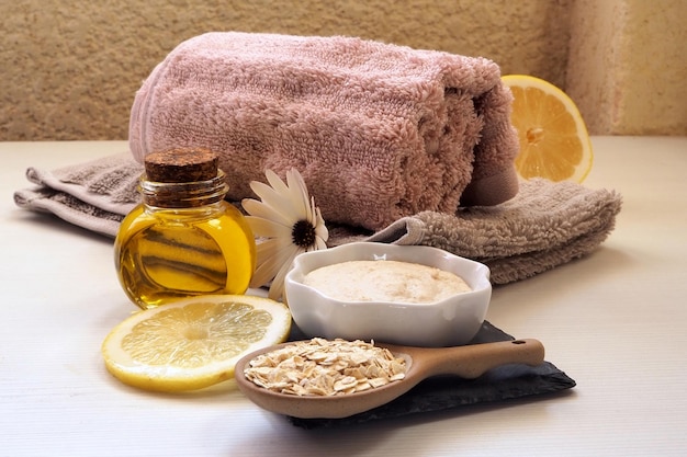 Preparare una maschera per il viso fatta in casa Ingredienti Farina d'avena olio di mandorle limone Ciotole bottiglie cucchiai pennello asciugamano