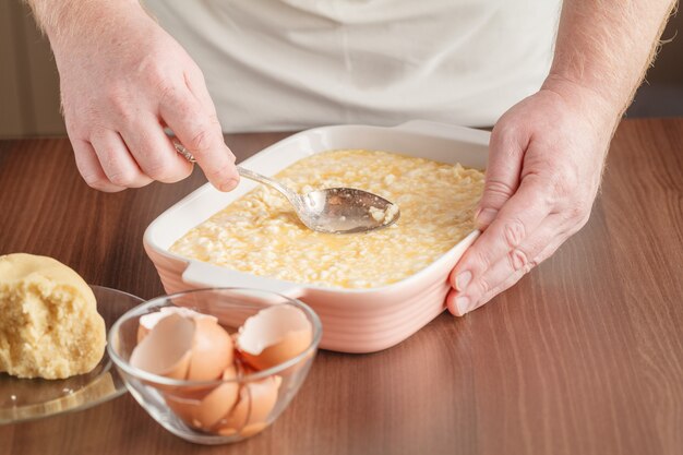 Preparare una miscela di torta in latta prima di infornare. Fare una pasta sfoglia