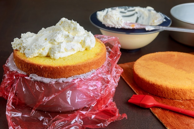 Preparare una torta a strati fatta in casa. Pan di Spagna e crema.