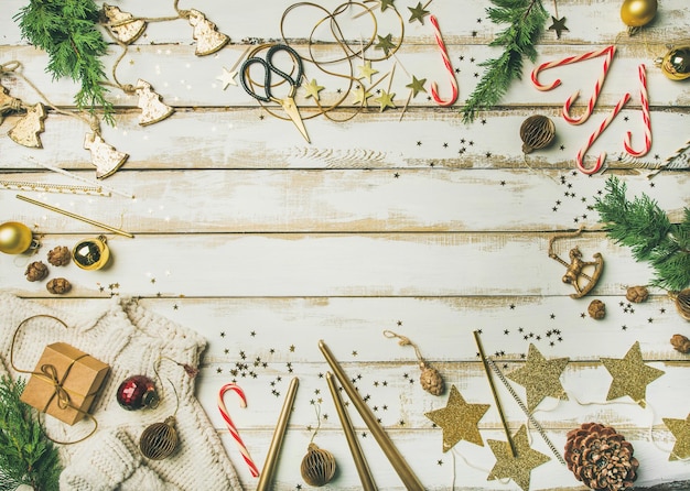 Prepararsi per il Natale Flatlay di decorazioni natalizie copia spazio