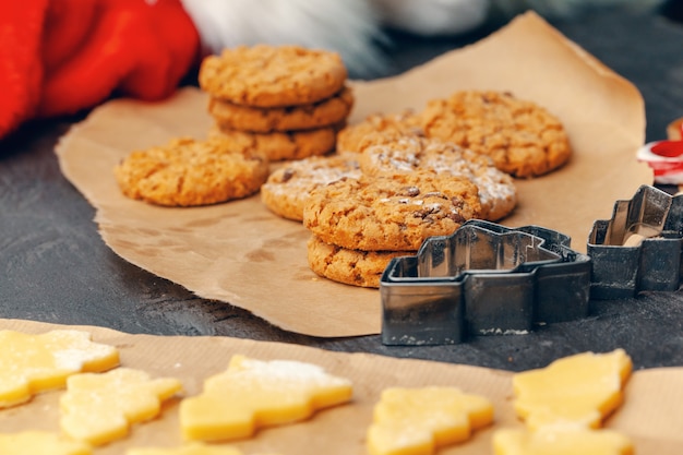 Prepararsi per Natale. I biscotti di festa di cottura si chiudono su