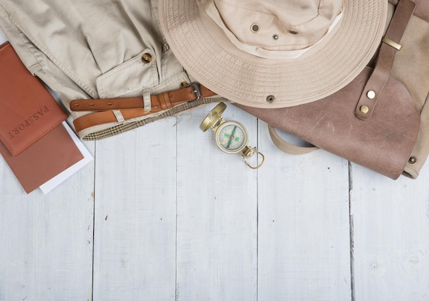 Preparati per il viaggio in accessori in stile africano e articoli da viaggio che imballano i vestiti nello zaino, zaino, biglietti per passaporto, cappello, pantaloncini, bussola