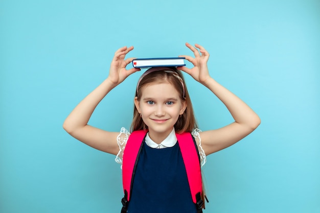 Preparati per la lezione. Un'educazione stimolante. Formazione privata. Studentessa sorridente carina. La ragazza è una piccola scolaretta. Scuola di vita quotidiana. Club scolastico.