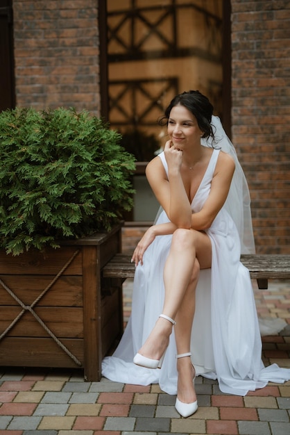 Preparativi per la sposa con la vestizione dell'abito da sposa