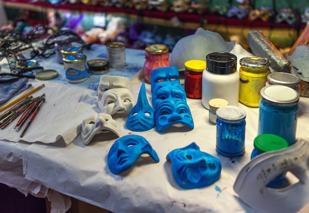 Preparativi per realizzare maschere veneziane e accessori di artisti nel laboratorio creativo