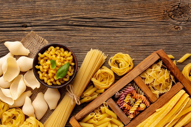 Preparato crudo della pasta su fondo di legno