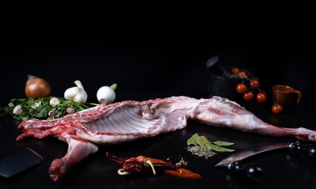 Preparato crudo di agnello per macelleria. Medio cordero preparato per cucinare