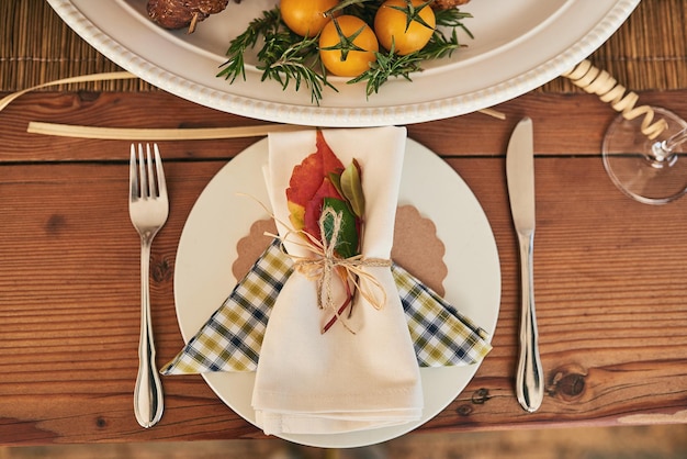 Preparato per mangiare Girato su una tavola ben apparecchiata con tutti i tipi di cibo per una festa di pranzo