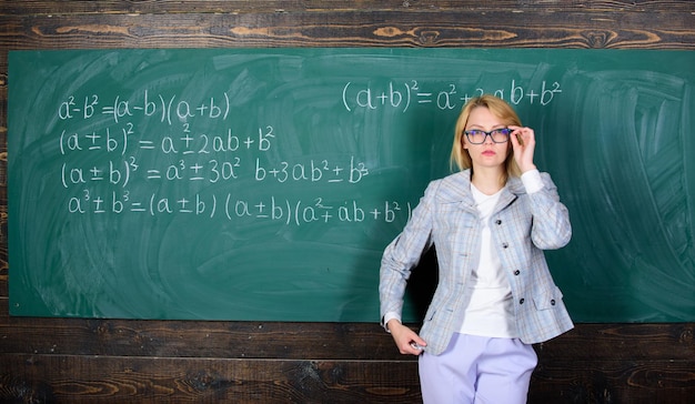 Preparazione agli esami insegnante a scuola lezione alla lavagna donna in classe Studio e istruzione Scuola moderna Giornata della conoscenza Ritorno a scuola Giornata degli insegnanti Scuola a casa donna seria