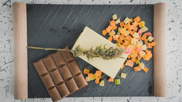 Preparazione alla cottura della torta con burro di cannabis Concetto di utilizzo della marijuana nell'industria alimentare