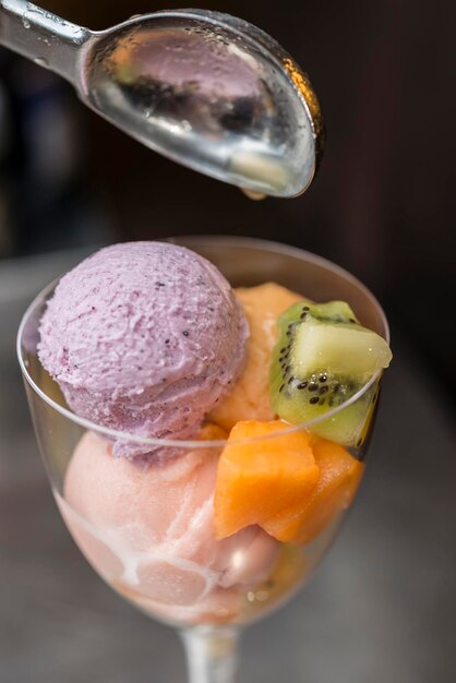 Preparazione artigianale del gelato italiano