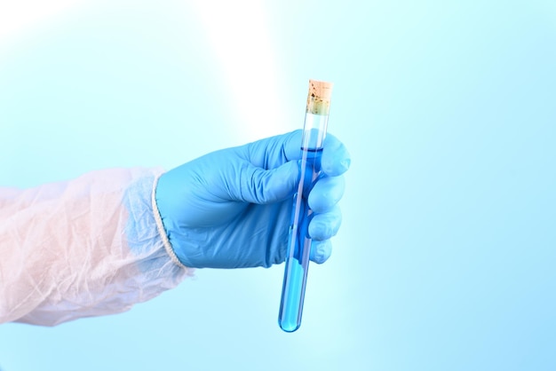 Preparazione chimica di laboratorio sotto forma di liquido blu in una provetta