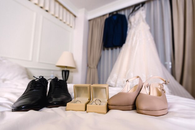 Preparazione degli accessori dello sposo e della sposa per il concetto di nozze.