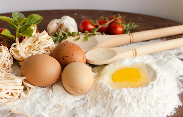 preparazione degli ingredienti della cucina di spaghetti su legno