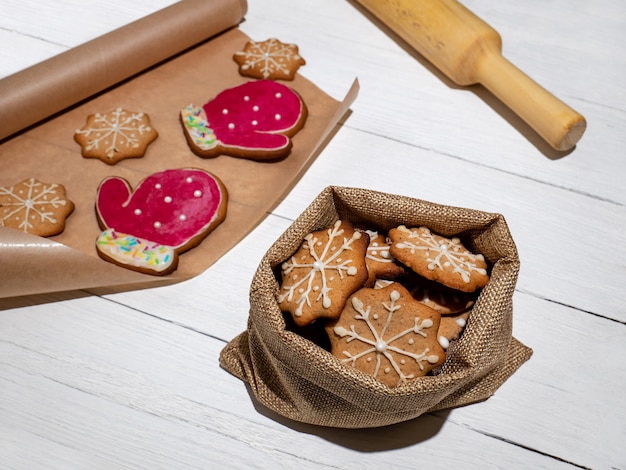 Preparazione dei biscotti natalizi di diverse forme Biscotti in busta e su carta forno