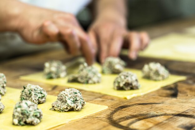 Preparazione dei ravioli italiani nel ristorante italiano.