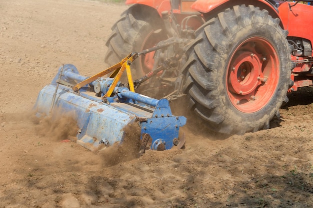 Preparazione del campo con motozappa