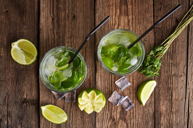 Preparazione del cocktail Mojito. Menta, lime, ingredienti per il ghiaccio e utensili da bar.