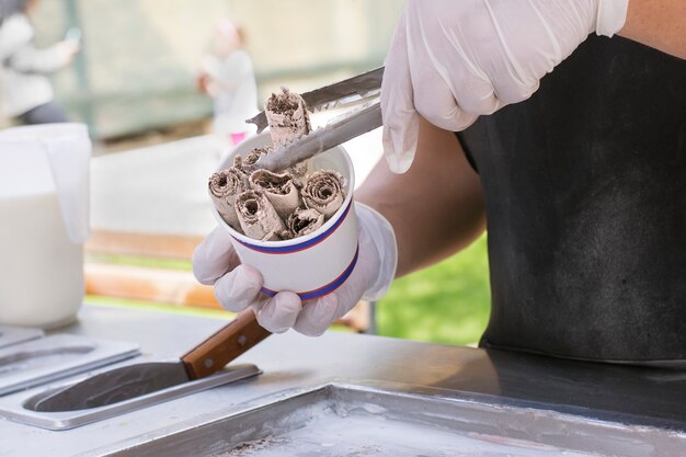 Preparazione del gelato tailandese al gusto di cioccolato.