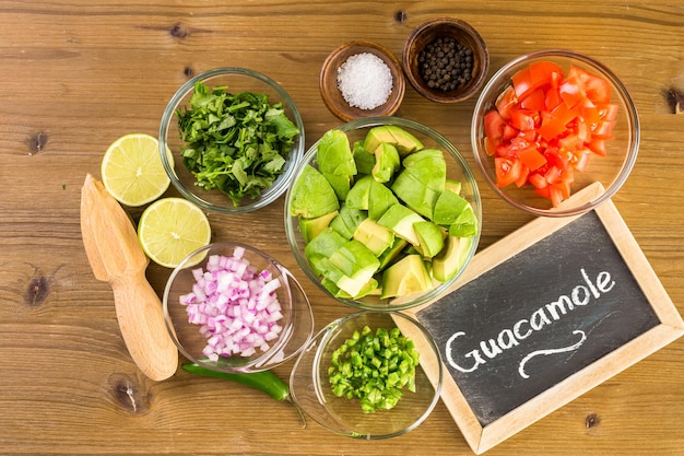 Preparazione del guacamole fatto in casa da prodotti biologici.