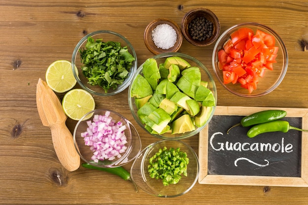 Preparazione del guacamole fatto in casa da prodotti biologici.