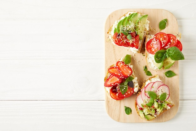 Preparazione del panino sul modello del tagliere