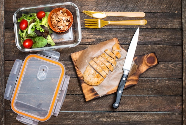 Preparazione del pasto da asporto per i bambini Pranzo scolastico Concetto di abitudini alimentari sane