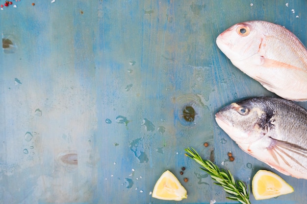 Preparazione del pesce di mare fresco