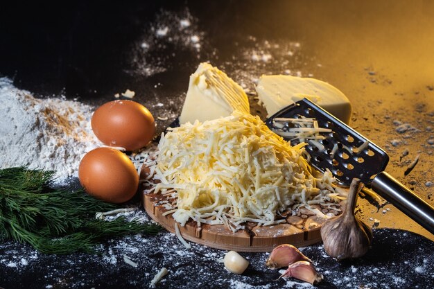 Preparazione del processo di cottura delle palline di formaggio con aglio e aneto su sfondo nero