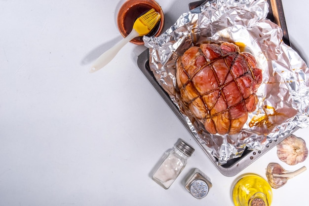 Preparazione del prosciutto glassato fatto in casa per Pasqua