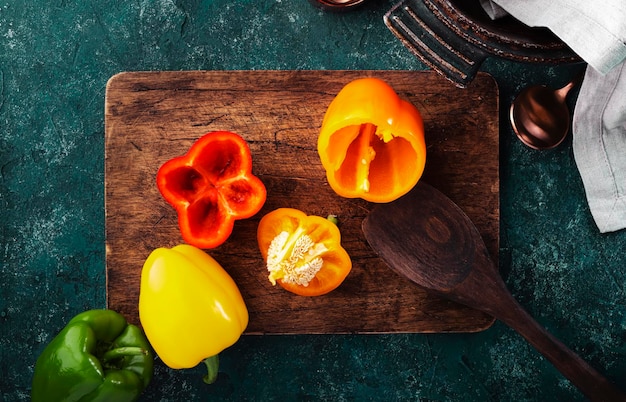 Preparazione del ripieno di paprika campana su sfondo rustico tavolo da cucina Processo di cottura Vista dall'alto