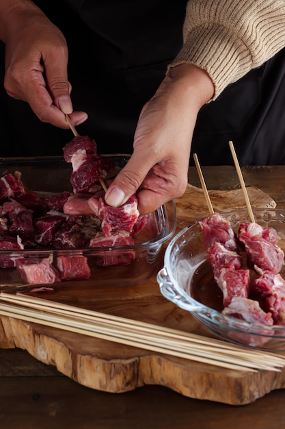 Preparazione del satay sate kambing di agnello fatto in casa per il menu idul adha